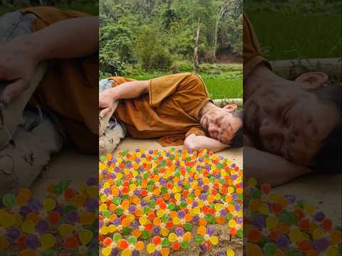 Ông già vô gia cư và chú vịt tội nghiệp bị chế giễu vì ăn kẹo rơi xuống đất 😟 #shorts