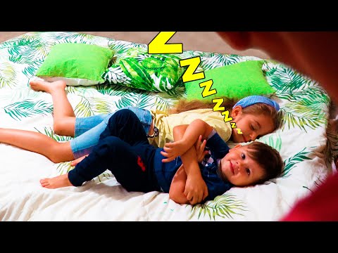 Amelia Babysitter fa imparare i colori a Matteo, Bambini restano da soli a casa