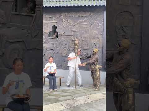 thấy người tượng đi ăn nên đứng vào đó