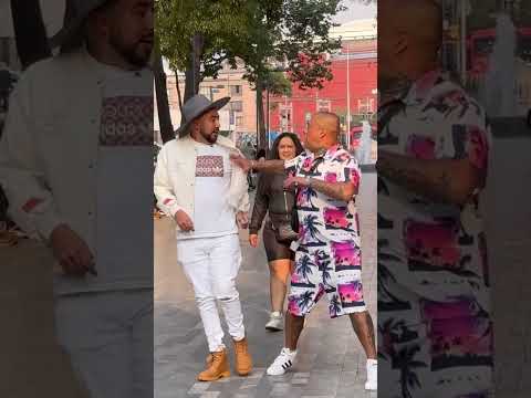 Agarrando manos a desconocidos 😂 casi me pega 😅