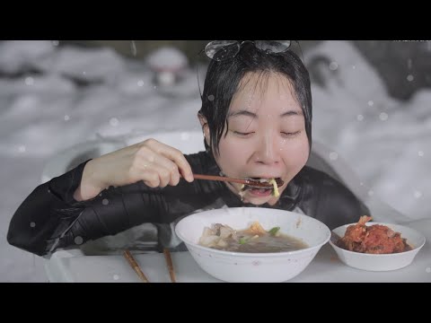 새해 인사에 진심인 여자 폭설 수중 떡국 먹방 Mukbang