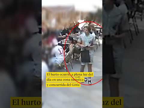 Así roba un ladrón en Barcelona un bolso con un simple movimiento de pie