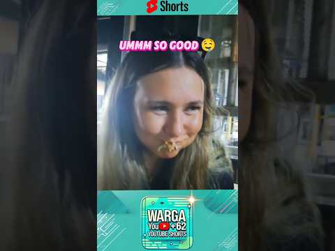 MBAK BULE KAGET MAKAN NASI PADANG 😍