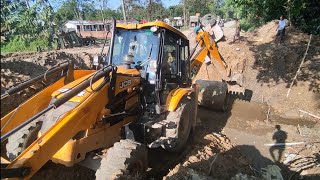 jcb3dx and jcb escorts for big hum pip buried #backloder #backhoes #roadplanet