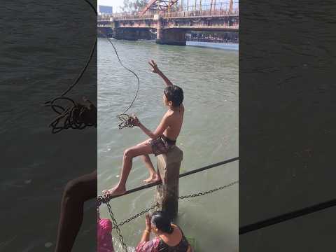 गंगा जी में ये लड़के क्या करते हैं ।#haridwar #ganga #gangariver
