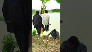 পুকুরে কি করছে