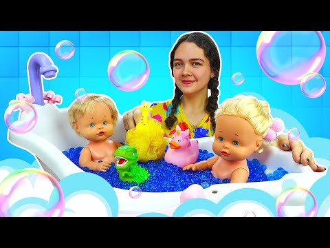 🛁 Baño Divertido para los Gemelos Beatrice y Marcos 🧼 | Videos de Juguetes para Bebés