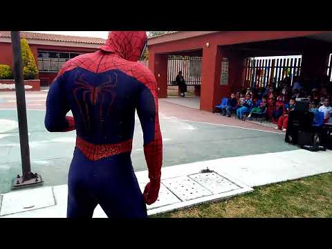 El Asombroso Hombre Araña llega desde la entrada a una escuela para saludar a los pequeños