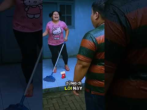 nước vào tai con rồi, con không nghe thấy gì hết.