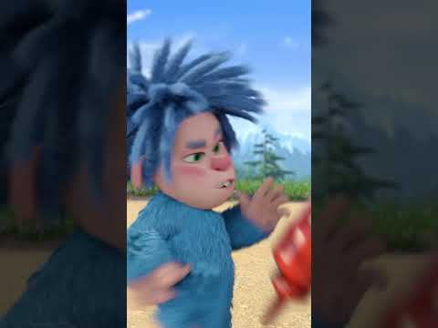 Мусорная тусовка! 🗑️🎉 #Shorts #машаимедведь #УмныйвГоруНеПойдет #MashaandtheBear