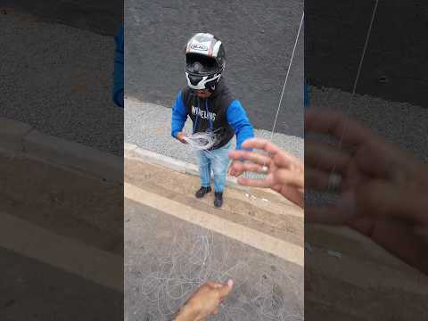 Pipa com muita linha caiu na rua