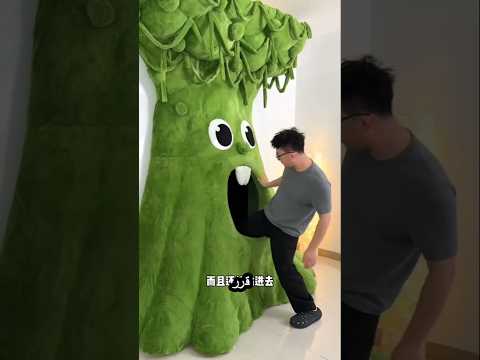 قام هذا الرجل ببناء غرفة سرية للاختباء من زوجته وصنع الباب من الشجرة. #arabicshorts