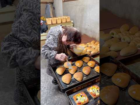 ゆりこおばあちゃんが作る100円惣菜パン