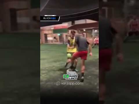 ISSO É FUTEBOL RAIZ! O CARA TOMOU DUAS CANETAS SEGUIDAS! 🔥