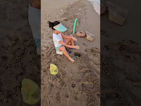 Denizde kumda eşyaları ıslak kuma gömdü.#shorts