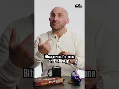 Alexander Volkanovski Shows The World The Real Way To Eat TimTams #ufc #fighter #snackwars