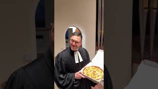 Zwischen Himmel und Herd liegt manchmal nur eine Pizza. 🍕⛪