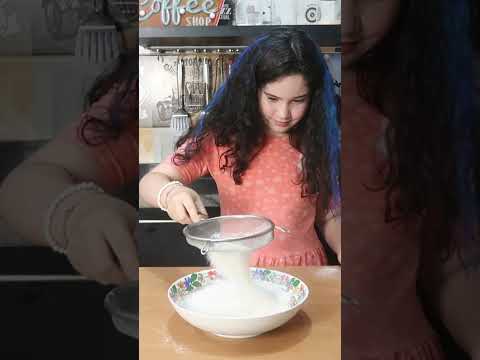 Fiz um bolo de brigadeiro e leite ninho sozinha e levei de lanche pra escola 😋