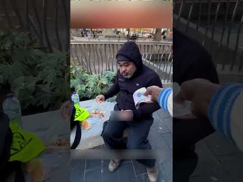 БЕЗДОМНЫЙ ПОПРОСИЛ ЕДУ У КУРЬЕРА 😳🤯🍔