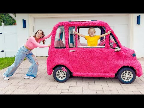 كريس يساعد أمه في السيارة الوردية