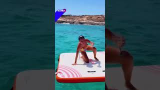 Serena Brancale cade in mare ma salva il bicchiere di vino 😂