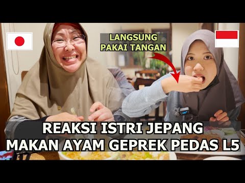 ISTRI JEPANG DAN ANAK  KALAP MAKAN DI RESTORAN INDONESIA