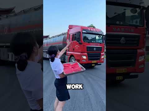 This girl helps the Truck drivers in China🤯 #short #girl #help #truckdriver #facts
