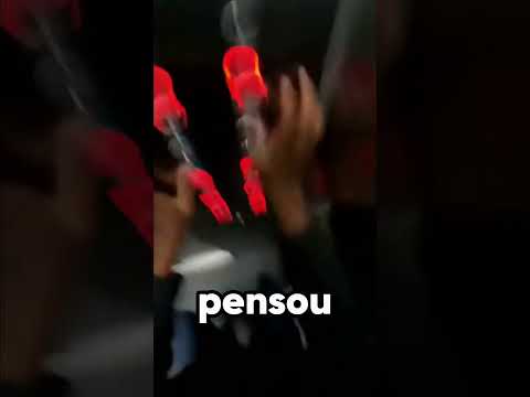 Esse cara ficou preso no elevador até que.....