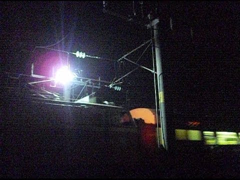 夜間列車通過中性區間閃光秀！(Electric arc) - YouTube(41秒)