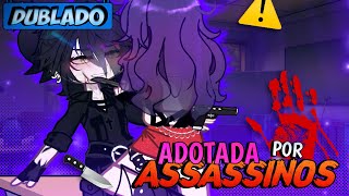 [DUBLADO] Adotada Por... ASS4SS1NOS?! 🩸 | Mini Filme | Gacha Life