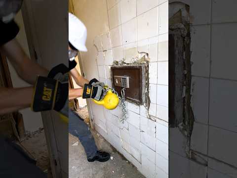 Opening a 10-Year-Old Abandoned Safe! ๐ You Wonโt Believe Whatโs Inside!