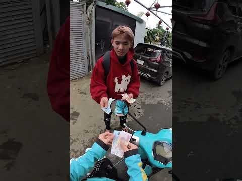 Khách hàng làm rơi tiền