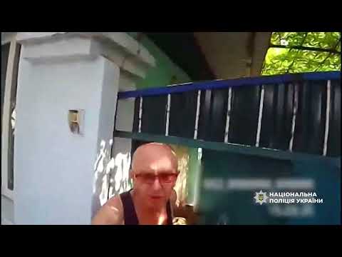 Життя під обстрілами: з фронтового Берислава поліцейські евакуювали трьох літніх людей та тіло загиблого