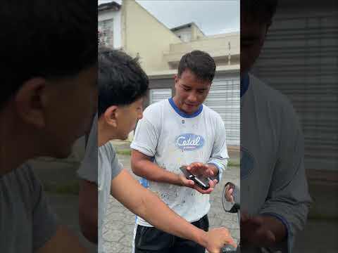 No quiso subirlo en su moto por su forma de vestir.