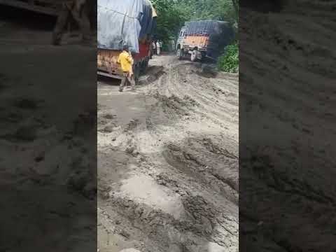 ट्रक गिरते-गिरते बाल -बाल बचा #truck #shorts