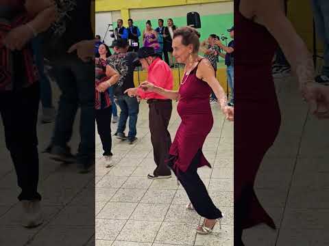 wow Shakira recargo baterías con su #baile guapachoso véanla 🎶🎵👏#shorts #dance #música #short #show