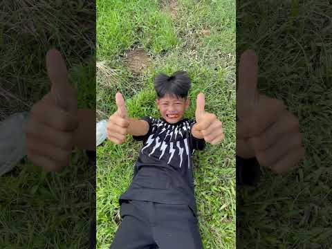 Cậu bé tốt bụng giúp bạn ăn pánh pò #shorts