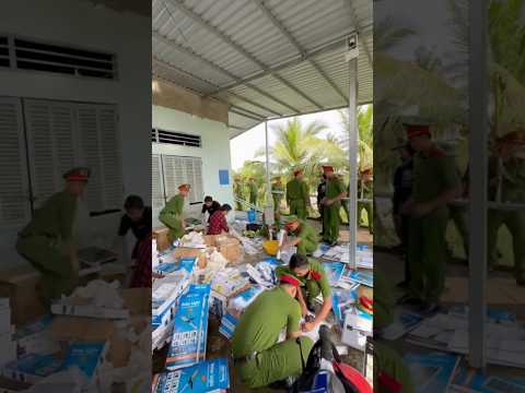 Các chú công an đi dân vận giúp đỡ bà địa phương