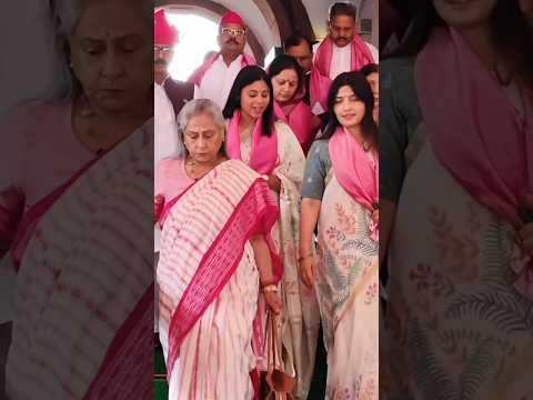 रिंकू-प्रिया की सगाई में ठहाके लगा रहीं थीं जया बच्चन लेकिन फिर हुआ कुछ ऐसा पीछे हट गईं #shorts