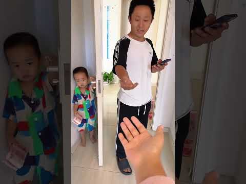 爸爸看手机太入迷，逗逗他！#cute baby#baby#萌娃#搞笑日常 #人类幼崽#小米宝