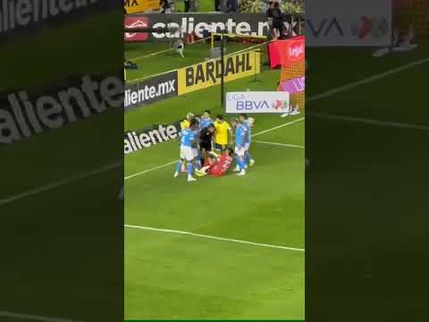 ¡La jugada de la eliminatoria! Kevin Mier soltó el balón y derribó a Aguirre. ¿Era Penal?