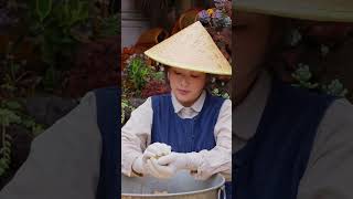 一颗干蚕豆，从炒香到入坛，半载光阴酝酿出这抹温暖醇香的老酱。#滇西小哥 #shorts #cooking #delicious #food【滇西小哥】