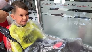 Yusuf berbere gitti araba koltuğa oturdu saçlarını kestirdi🤩 Makineyle kestiler sonra fön çektiler