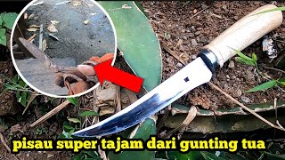 Luar biasa.. Pisau tajam ini terbuat dari gunting tua yang penuh karat..