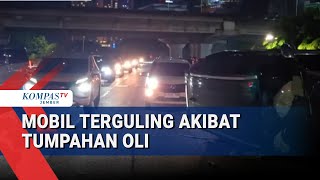 Mobil dan motor tergelincir hingga terguling akibat tumpahan oli di jalan layang Ancol