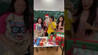 LNS - Đứa trẻ tội nghiệp và ông già Noel tốt bụng || Poor kid's candy party #shorts