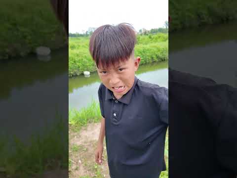 Ném đồ ăn của người khác xuống đất || Throwing other people's food on the ground #shorts