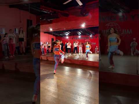 Technotronic 🙈🤯🪐 #shuffle #dancer #sarro #eletronica #techhouse #deephouse #rave #sarrinho