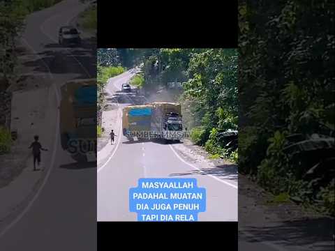 Sopir rela menahan temannya yang rem blong..!!