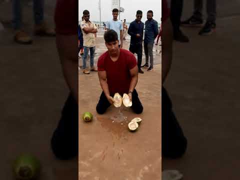 अब्दुल्ला पठान गोरखपुर नोका विहार में नारियल फोड़े